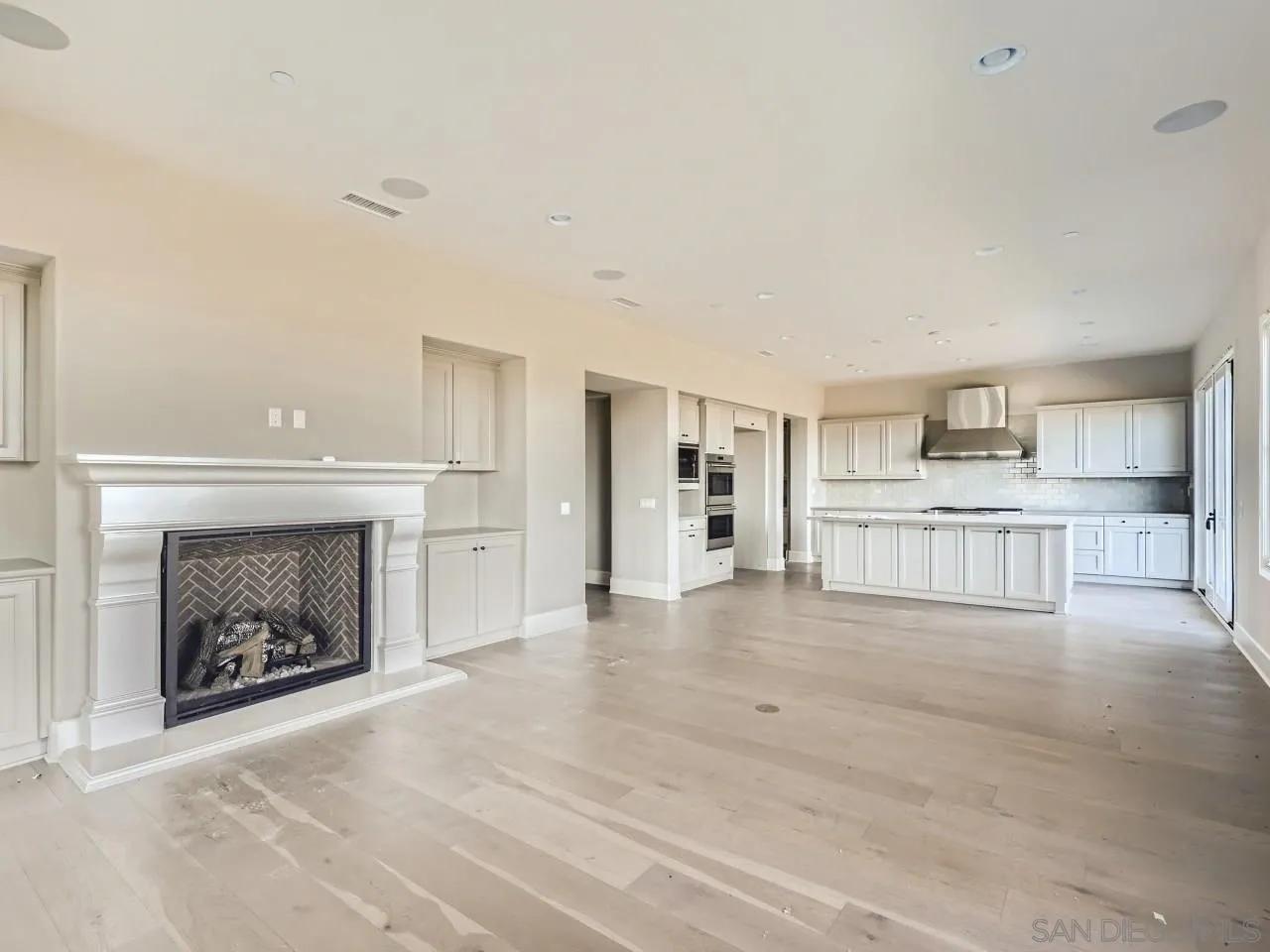 18238 Avenida Apice